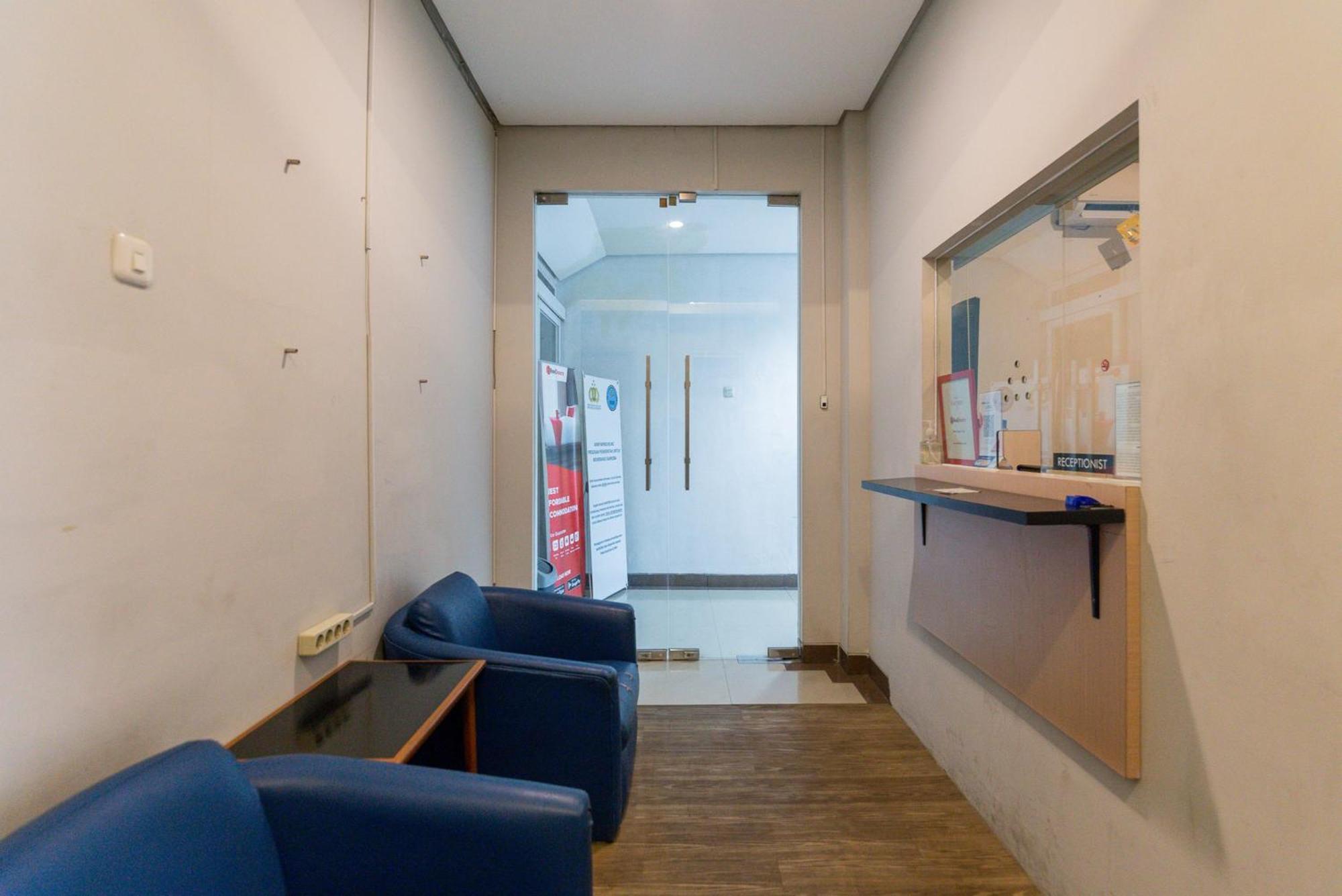 Reddoorz Plus Syariah Near Mall Pondok Indah Giacarta Esterno foto