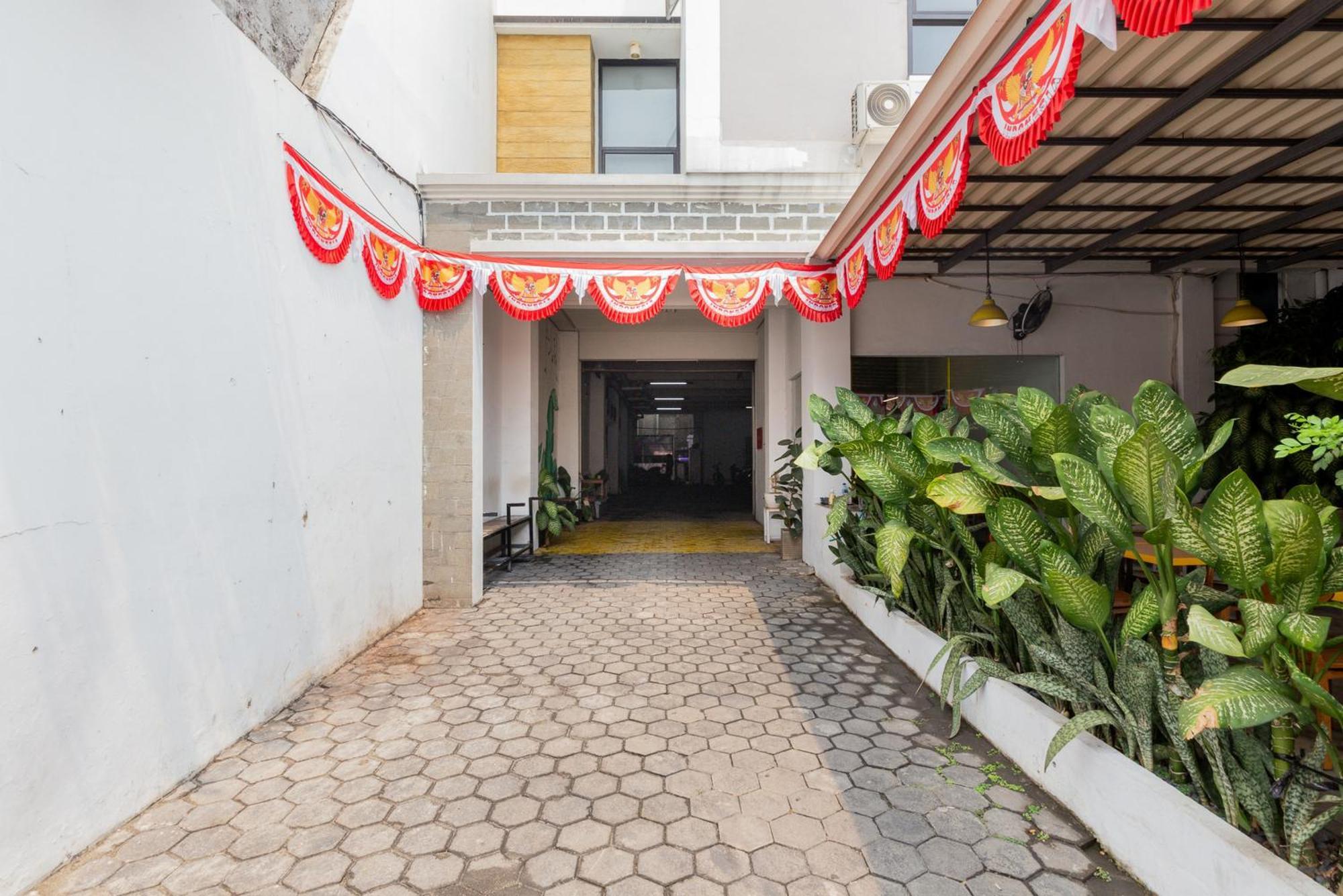 Reddoorz Plus Syariah Near Mall Pondok Indah Giacarta Esterno foto