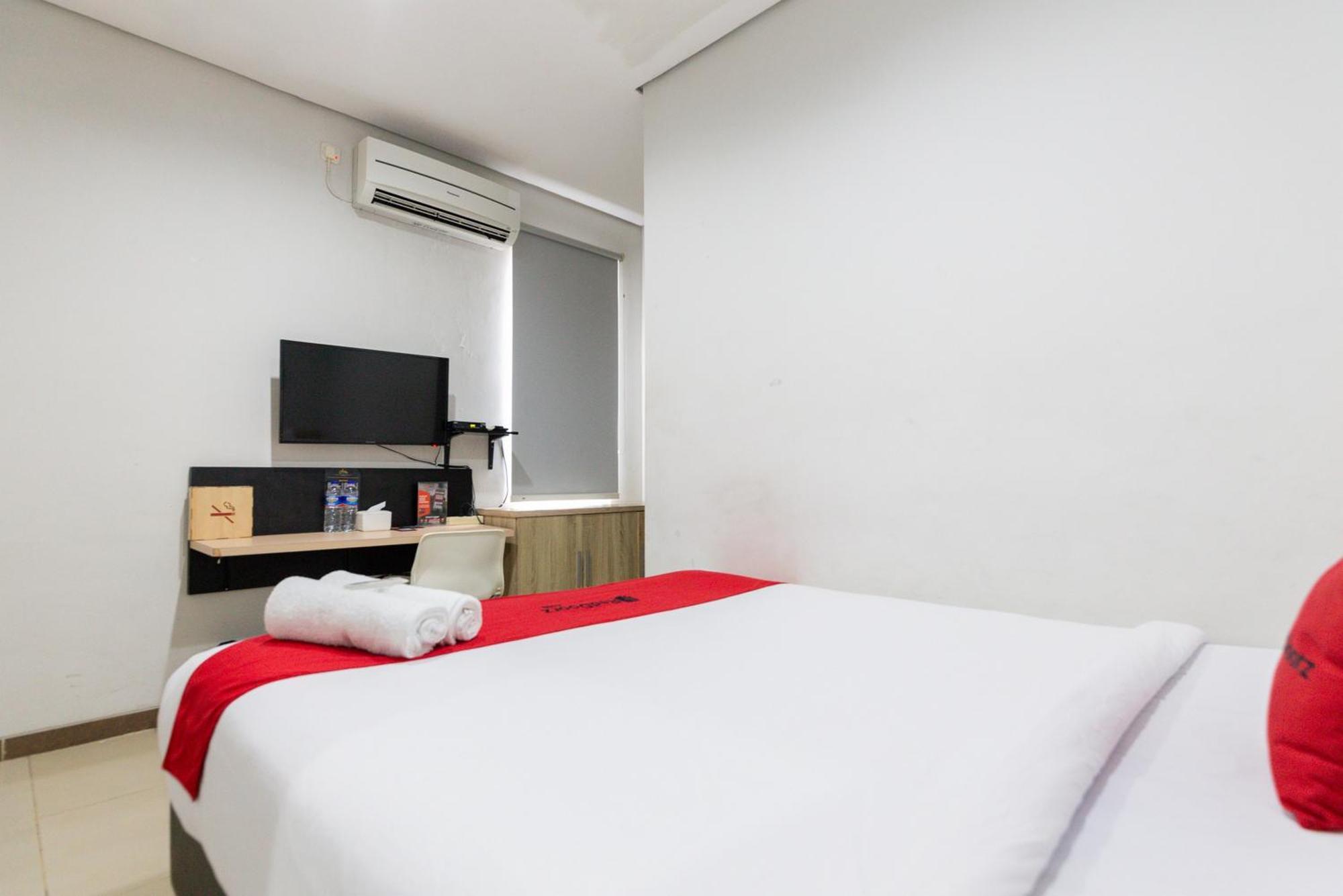 Reddoorz Plus Syariah Near Mall Pondok Indah Giacarta Esterno foto
