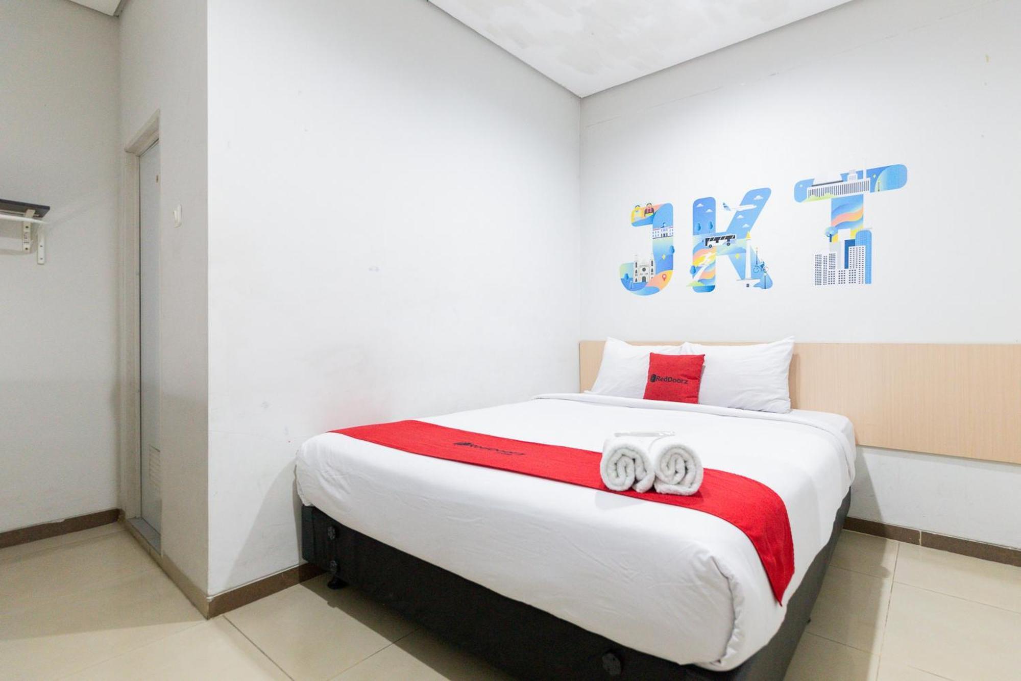 Reddoorz Plus Syariah Near Mall Pondok Indah Giacarta Esterno foto