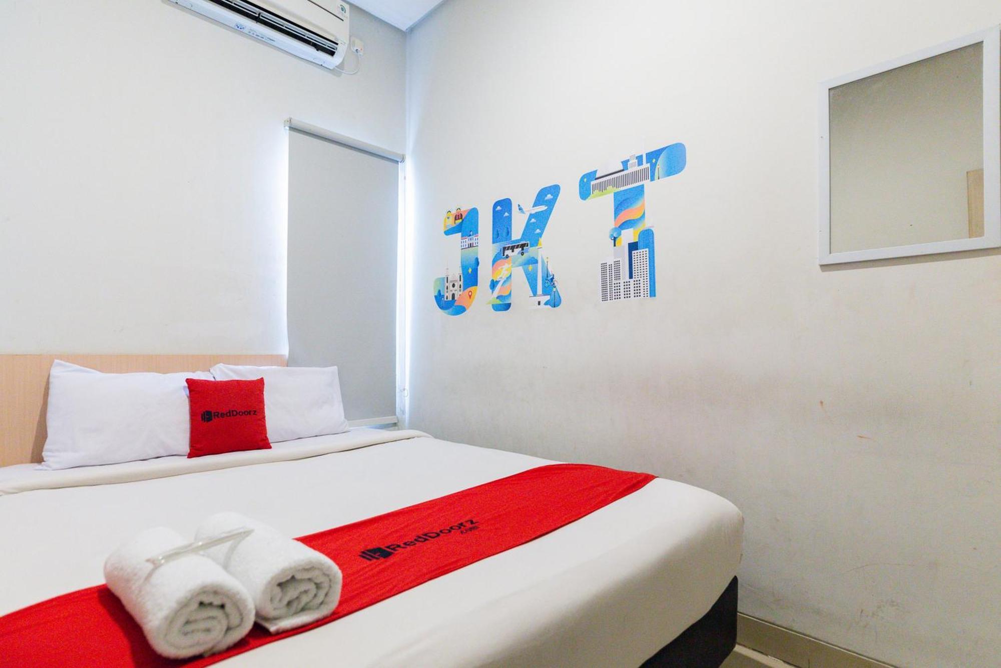 Reddoorz Plus Syariah Near Mall Pondok Indah Giacarta Esterno foto