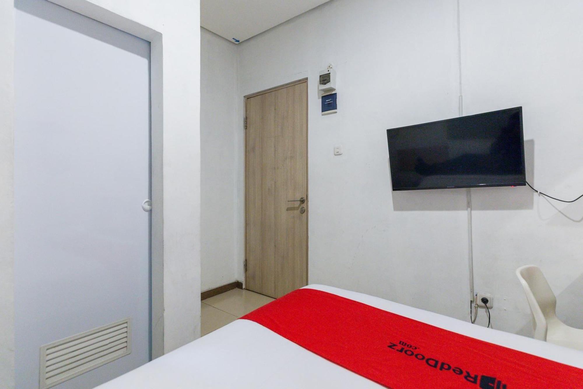 Reddoorz Plus Syariah Near Mall Pondok Indah Giacarta Esterno foto
