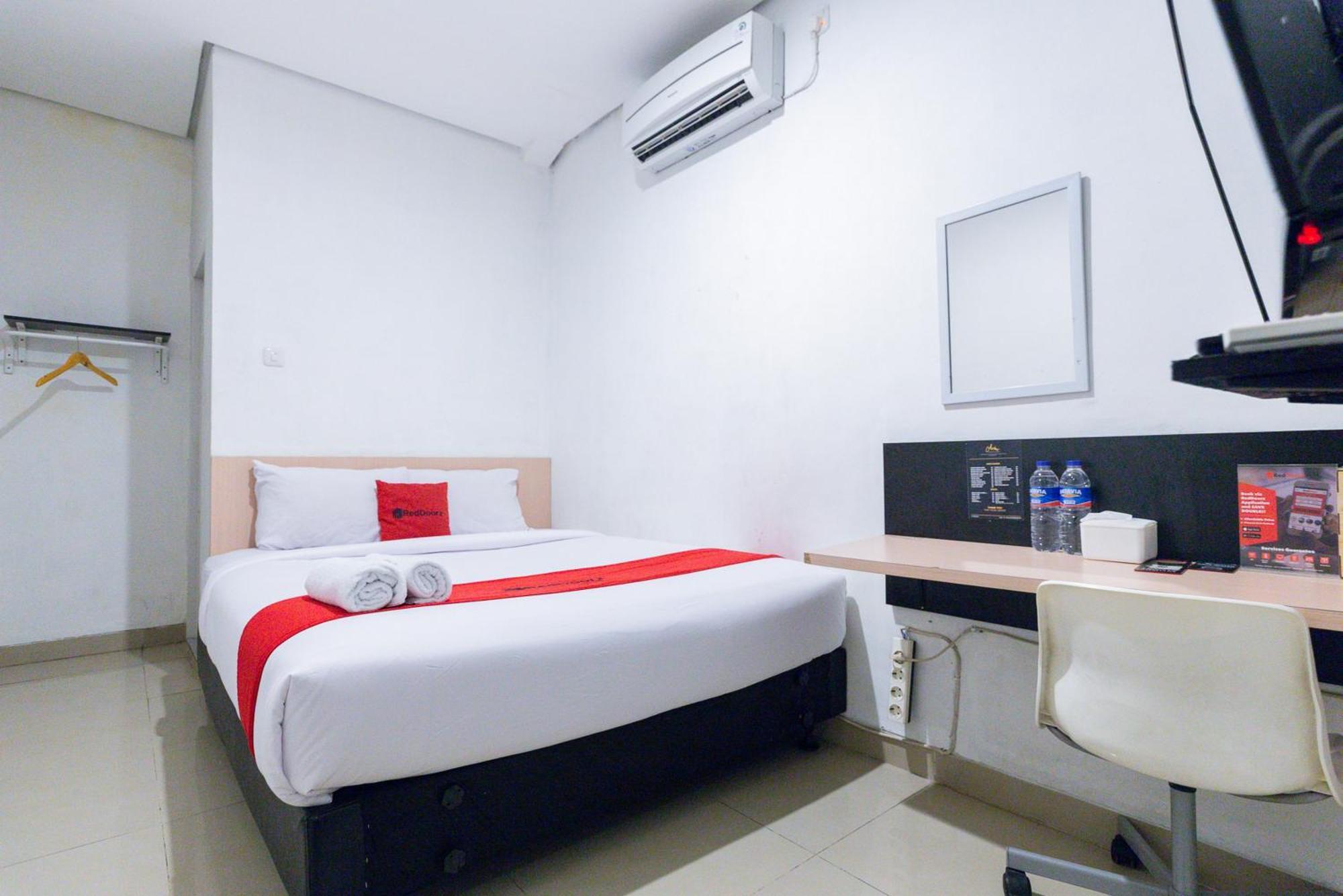 Reddoorz Plus Syariah Near Mall Pondok Indah Giacarta Esterno foto