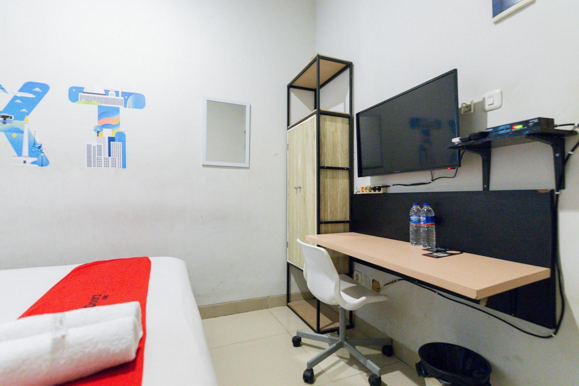 Reddoorz Plus Syariah Near Mall Pondok Indah Giacarta Esterno foto